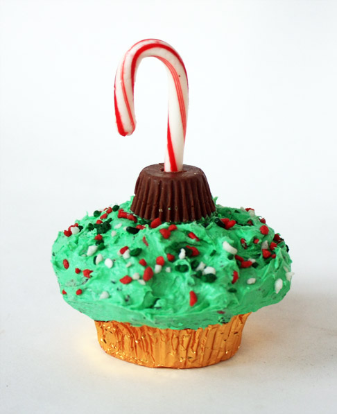 Post image for Christmas Ornament Cupcakes