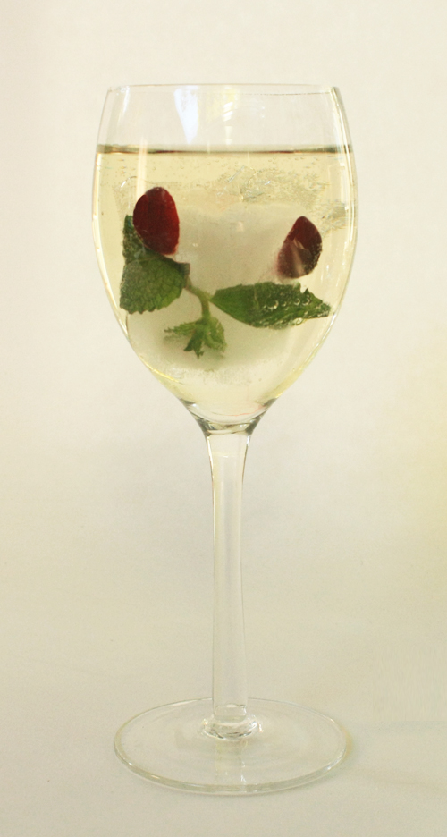 Post image for Frozen Cranberry-Mint Ice Wreath in a Wine Cocktail